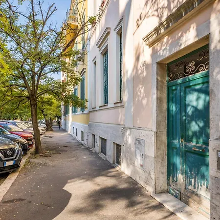 Comics Penthouse, Funny Flat Nearby Colosseum Rome